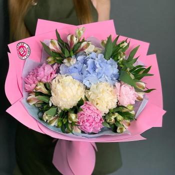 Гортензия с альстромериями и пионами