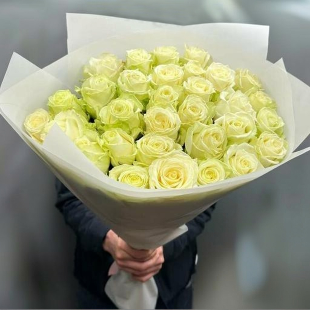 31 белая роза в яркой упаковке