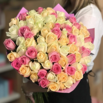75 разноцветных роз