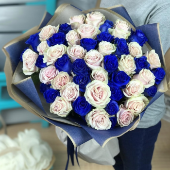 55 синих и розовых роз