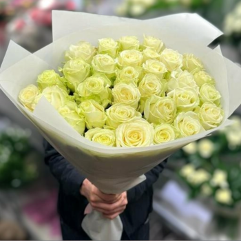 33 белые розы в белой упаковке